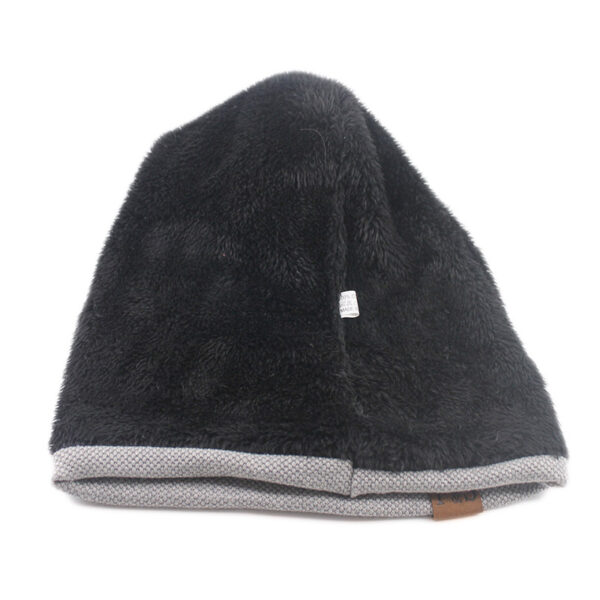 interieur-chaud-hiver-bonnet-homme-streetwear Un bonnet homme streetwear est retourné sur lui même pour montrer son revêtement intérieur doux