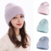 joli-bonnet-chaud-pour-femme Une fille porte un bonne chaud femme sur un fond blanc