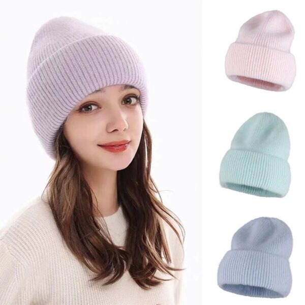 joli-bonnet-chaud-pour-femme Une fille porte un bonne chaud femme sur un fond blanc