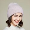 joli-bonnet-femme-douceur-tendre-chaud Fille souriante porte un bonnet épais et doux pour l'hiver