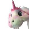 Gros plan sur le bonnet licorne, les détails comme les yeux et la texture douce et moelleuse