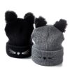 jolis-bonnets-pour-hiver-avec-des-oreilles Deux bonnets à oreilles sont présentés sur fond blanc