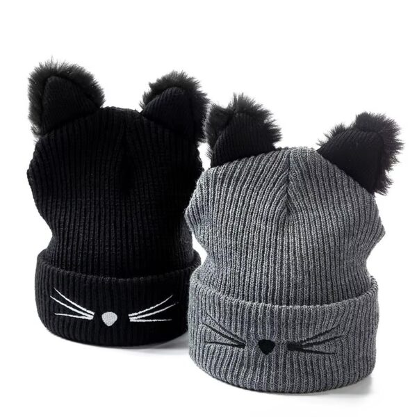 jolis-bonnets-pour-hiver-avec-des-oreilles Deux bonnets à oreilles sont présentés sur fond blanc
