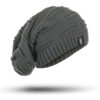 Un long bonnet homme gris en laine chaud sur un fond blanc