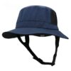 Un bob chapeau bleu pour le sport est présenté sur un fond blanc