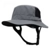 Un bob chapeau gris pour le sport est présenté sur un fond blanc