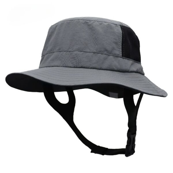 Un bob chapeau gris pour le sport est présenté sur un fond blanc