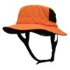 Un bob chapeau orange pour le sport est présenté sur un fond blanc