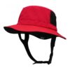 Un bob chapeau rouge pour le sport est présenté sur un fond blanc