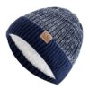 Un bonnet doublé polaire bleu est présenté sur fond blanc