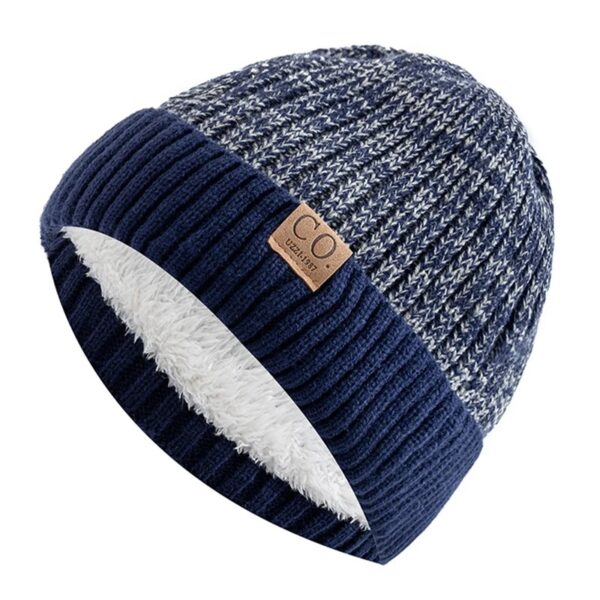 Un bonnet doublé polaire bleu est présenté sur fond blanc