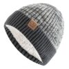 Un bonnet doublé polaire de couleur gris est présenté sur fond blanc