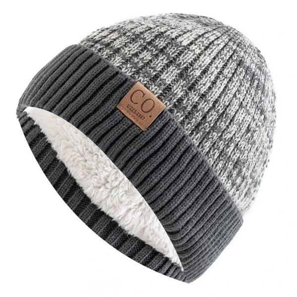 Un bonnet doublé polaire de couleur gris est présenté sur fond blanc