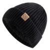 Un bonnet doublé polaire noir est présenté sur fond blanc