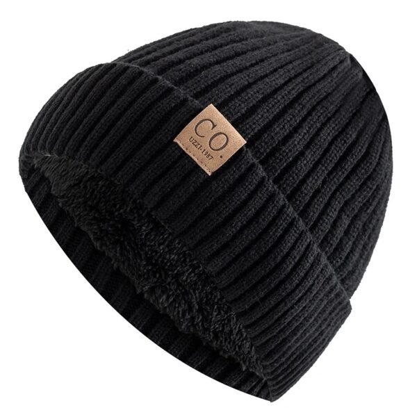 Un bonnet doublé polaire noir est présenté sur fond blanc