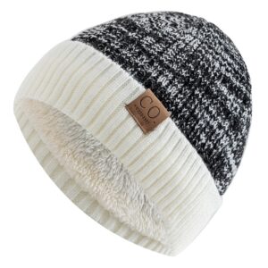 Un bonnet doublé polaire couleur noir et blanc est présenté sur fond blanc