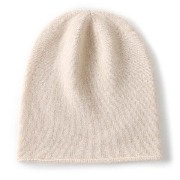 Un bonnet en cachemire de couleur beige est présenté à plat sur un fond blanc