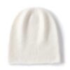Un bonnet en cachemire de couleur blanche est présenté à plat sur un fond blanc