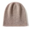 Un bonnet en cachemire de couleur marron est présenté à plat sur un fond blanc