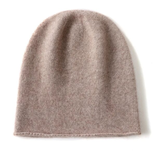 Un bonnet en cachemire de couleur marron est présenté à plat sur un fond blanc