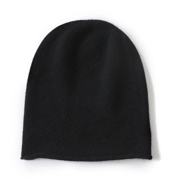 Un bonnet en cachemire de couleur noire est présenté à plat sur un fond blanc