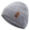 Un bonnet en laine pour homme de couleur gris est présenté sur fond blanc