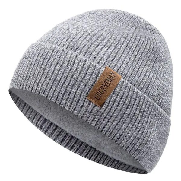 Un bonnet en laine pour homme de couleur gris est présenté sur fond blanc