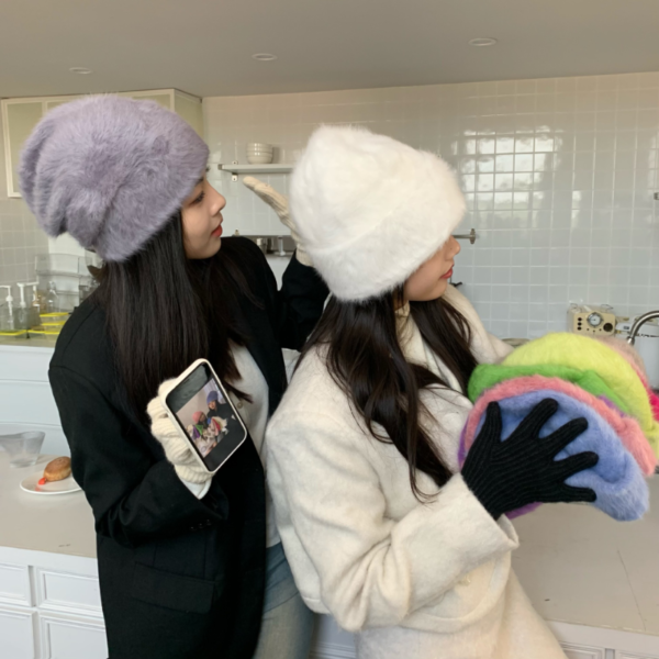 Deux Jeunes femmes portent un bonnet en fourrure de lapin blanc