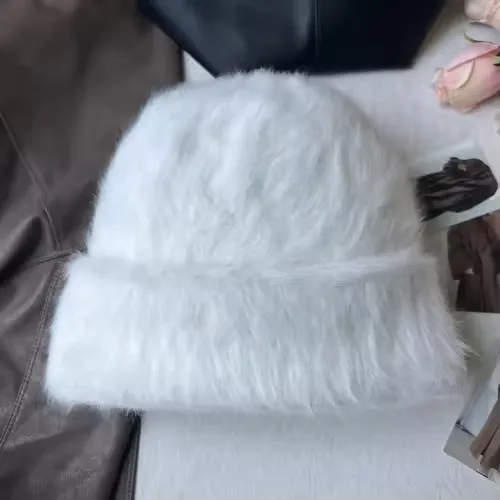 Un bonnet fourrure femme blanc est présenté sur un décor doux