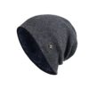 Un bonnet homme doublé polaire bleu est présenté sur fond blanc
