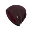 Un bonnet homme doublé polaire rouge est présenté sur fond blanc