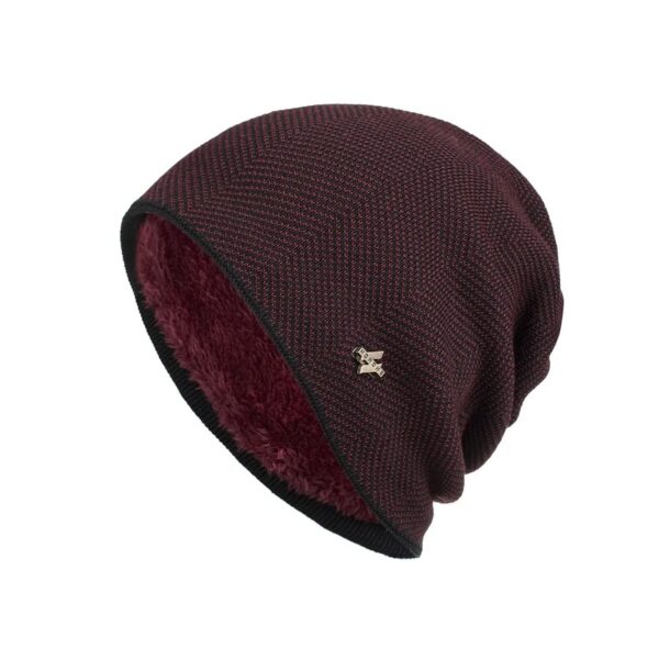 Un bonnet homme doublé polaire rouge est présenté sur fond blanc