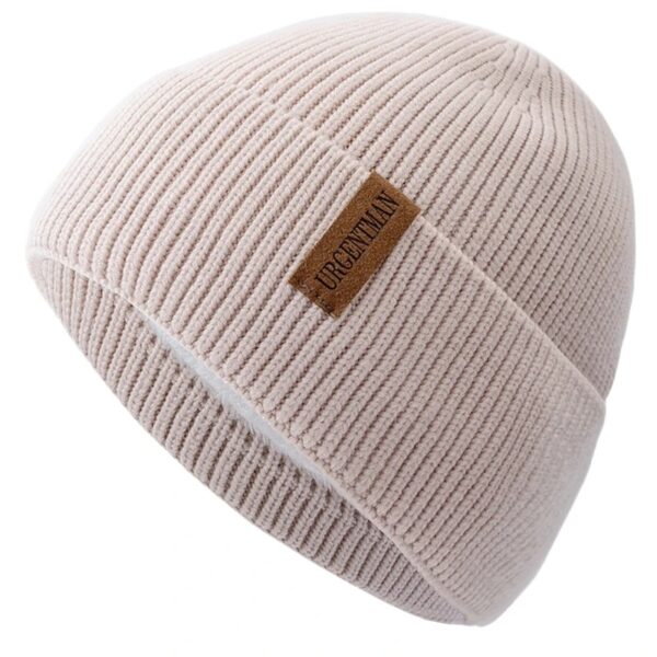 Un bonnet en laine pour homme de couleur beige est présenté sur fond blanc