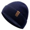 Un bonnet en laine pour homme de couleur bleu marine est présenté sur fond blanc