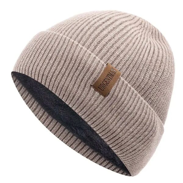 Un bonnet en laine pour homme de couleur marron est présenté sur fond blanc
