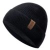 Un bonnet en laine pour homme de couleur noir est présenté sur fond blanc