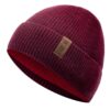 Un bonnet en laine pour homme de couleur rouge est présenté sur fond blanc