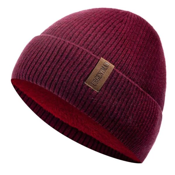 Un bonnet en laine pour homme de couleur rouge est présenté sur fond blanc