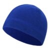 Un bonnet bleu royal en matière polaire sur fond blanc
