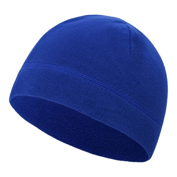 Un bonnet bleu royal en matière polaire sur fond blanc