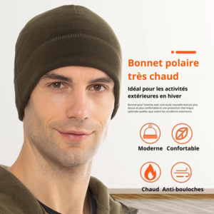 bonnet-homme-en-polaire-confortable-chaud-doux Un modèle porte un bonnet en polaire sur un décor clair