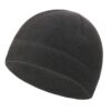 Un bonnet chaud gris en polaire sur fond blanc