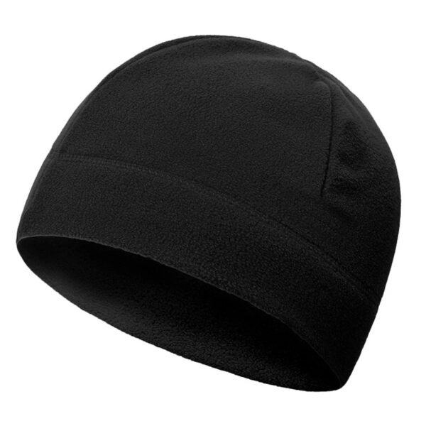 Un bonnet noir en matière polaire sur fond blanc