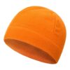 Un bonnet orange en matière polaire sur fond blanc