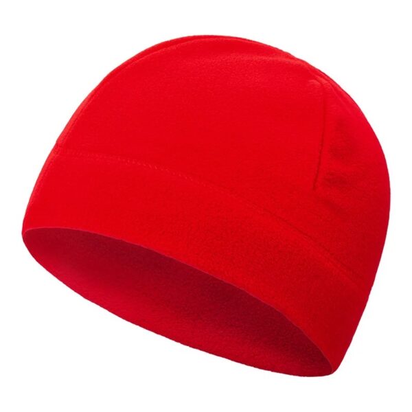 Un bonnet rouge en matière polaire sur fond blanc