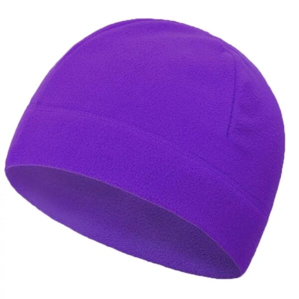 Un bonnet en polaire violet sur fond blanc