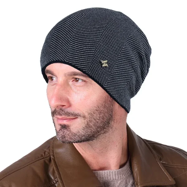 Un modèle porte un bonnet bleu doublé en polaire sur fond blanc