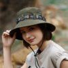 chapeau-bob-ficelle-anti-ultraviolets Une femme de semi-profil porte un chapeau bob