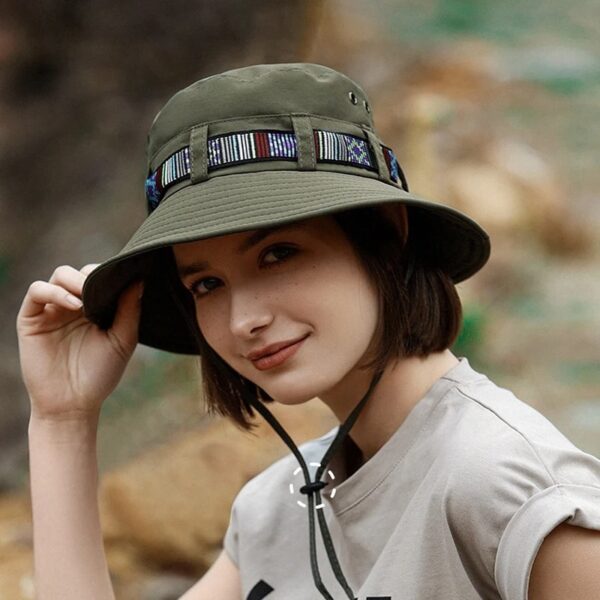 chapeau-bob-ficelle-anti-ultraviolets Une femme de semi-profil porte un chapeau bob
