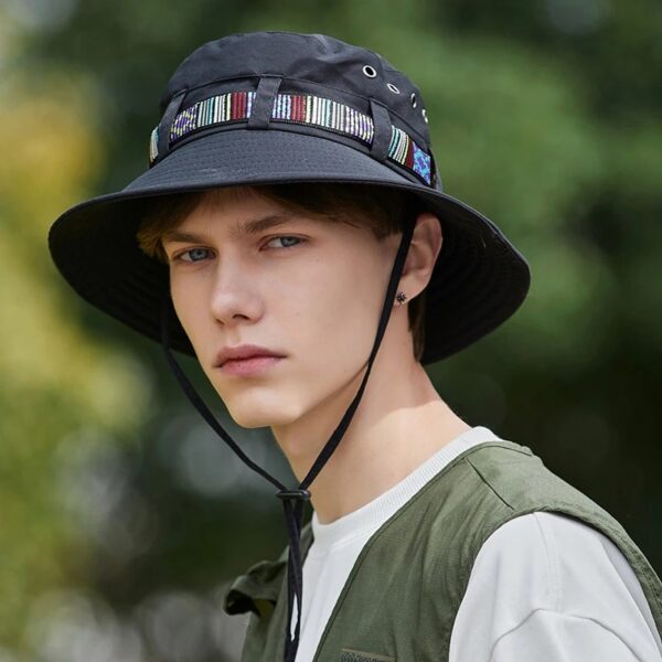 chapeau-de-pecheur-protection-solaire-ete Un homme porte un bob anti-uv noir et prend la pose en plein soleil
